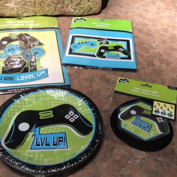 Gamer Birthday party decorations and plates - Picture 3 of 13